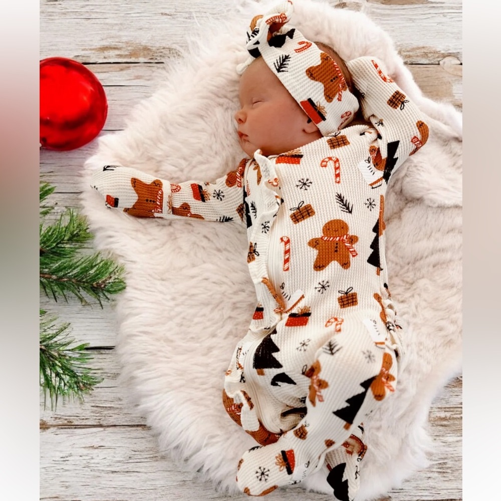 NWT Organic Waffle Ruffle Zip Footie, Gingerbread Wonderland Snow, 3-6mo